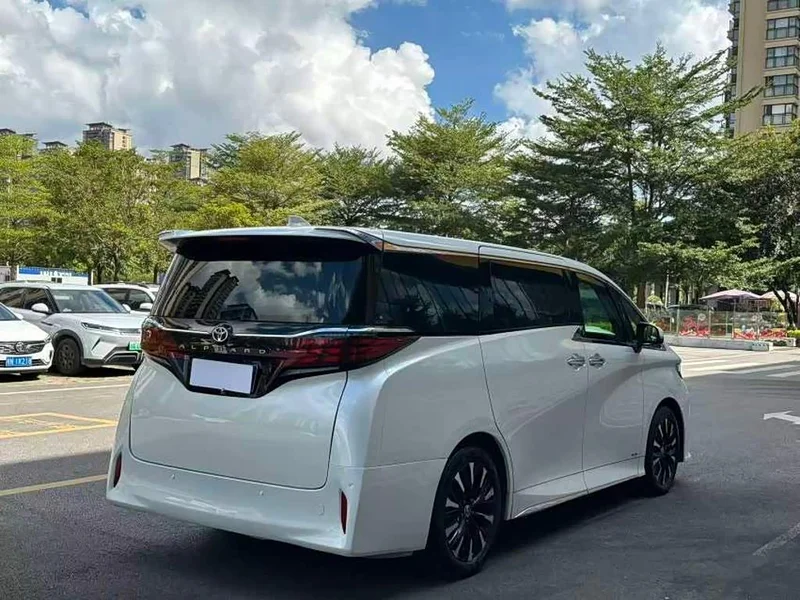 Toyota Alphard — фото 8