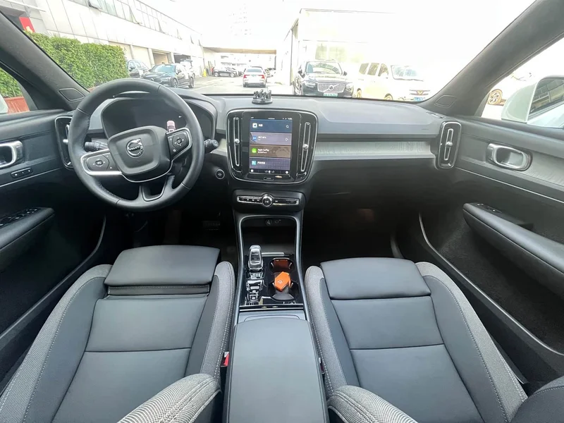 Volvo XC40 — фото 11