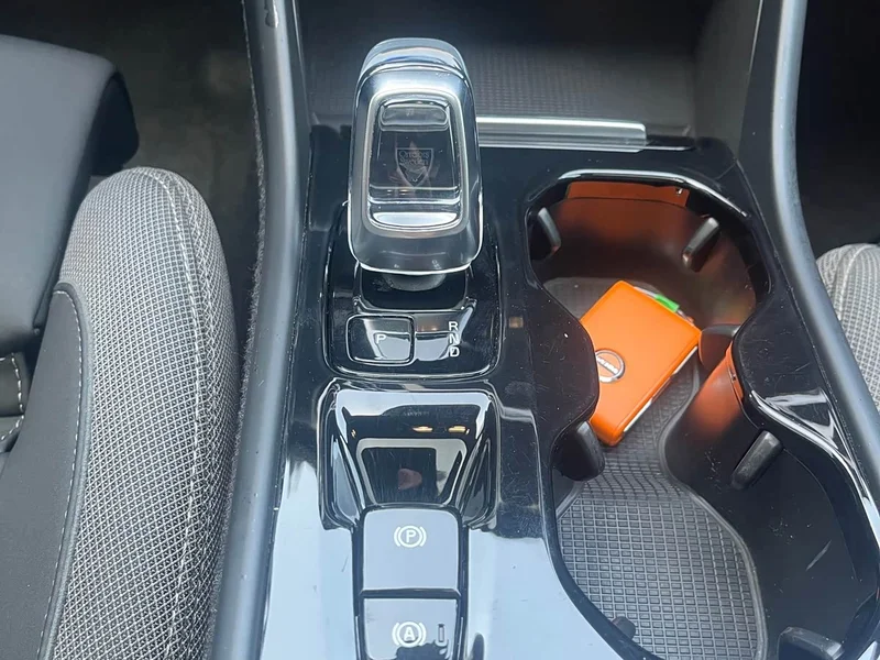 Volvo XC40 — фото 12