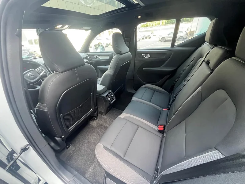 Volvo XC40 — фото 10