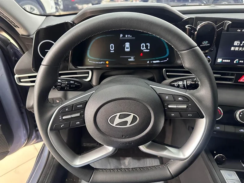 Hyundai Elantra — фото 7