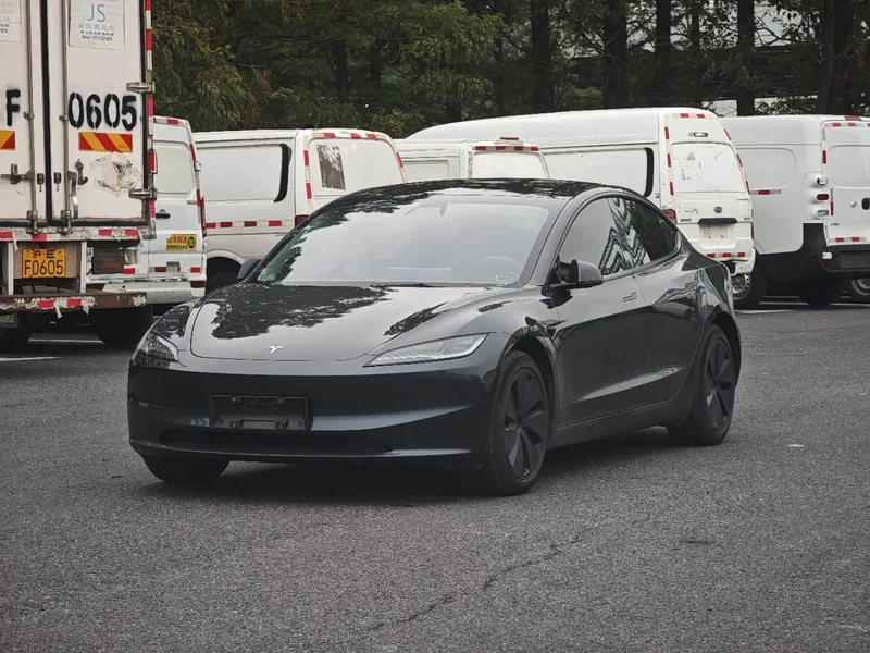 Tesla Model 3 — фото 1