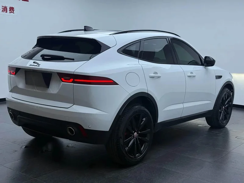 Jaguar E-PACE — фото 13