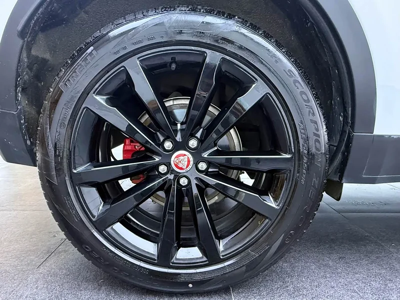 Jaguar E-PACE — фото 14