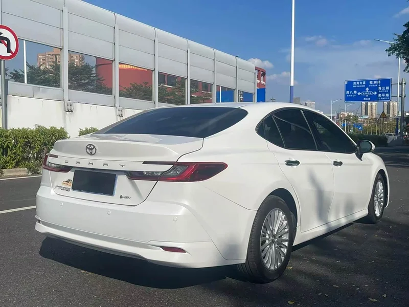 Toyota Camry — фото 5