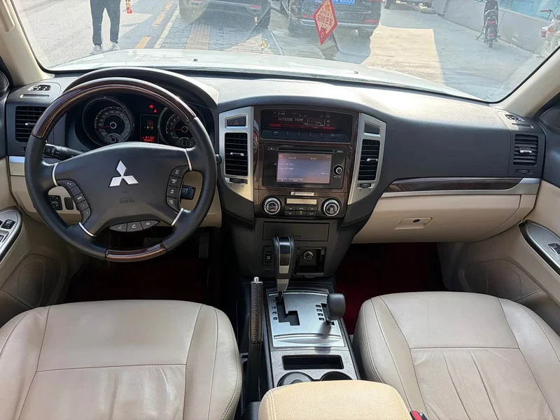Mitsubishi Pajero (Imported) — фото 6