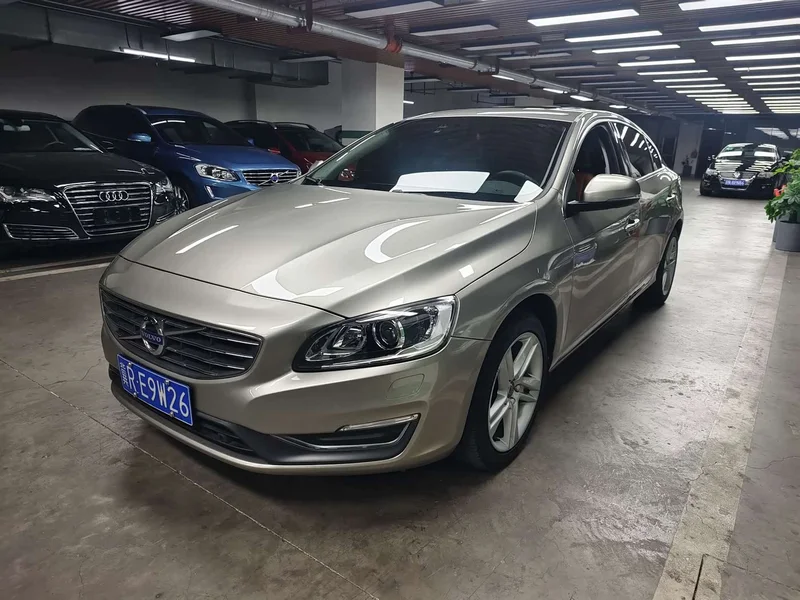 Volvo S60 — фото 1