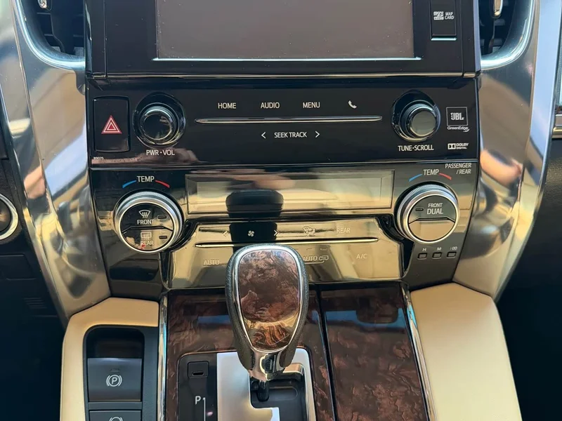 Toyota Alphard — фото 13