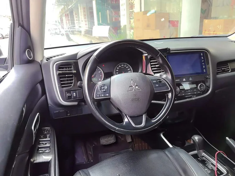 Mitsubishi Outlander — фото 11