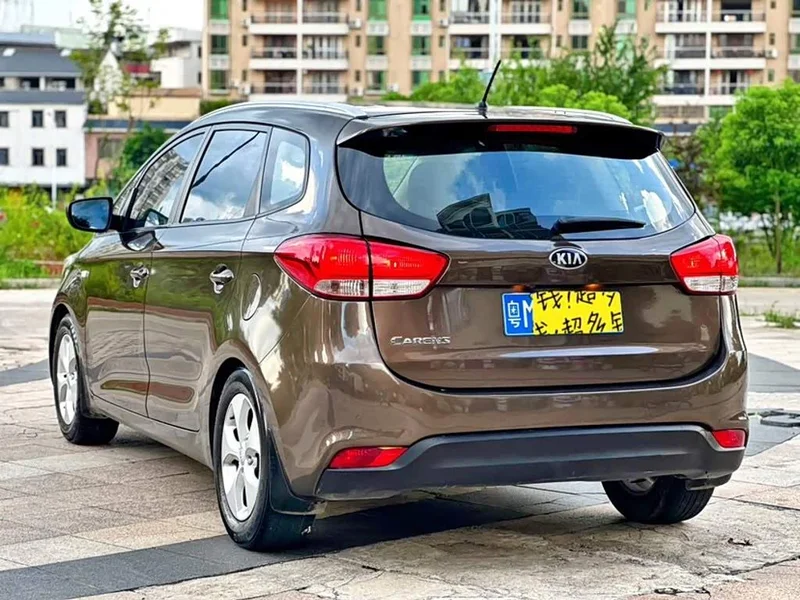Kia Carens — фото 4