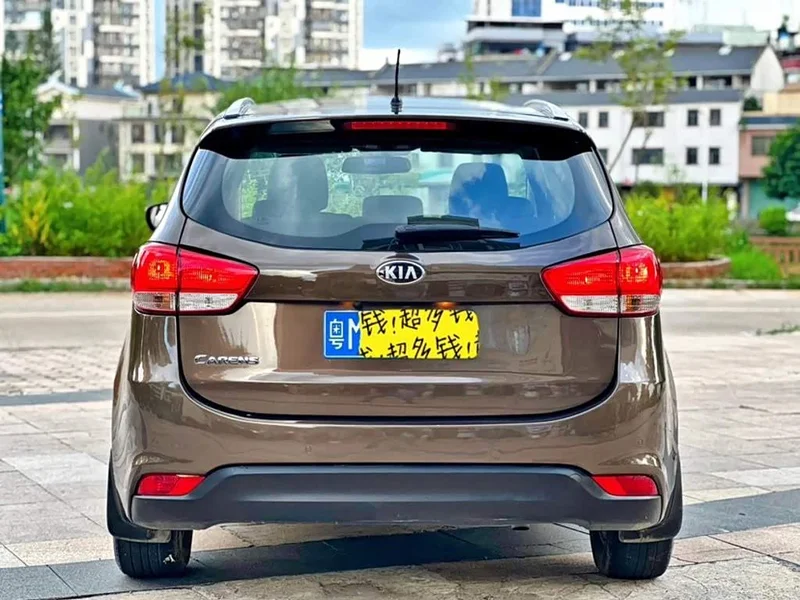 Kia Carens — фото 5