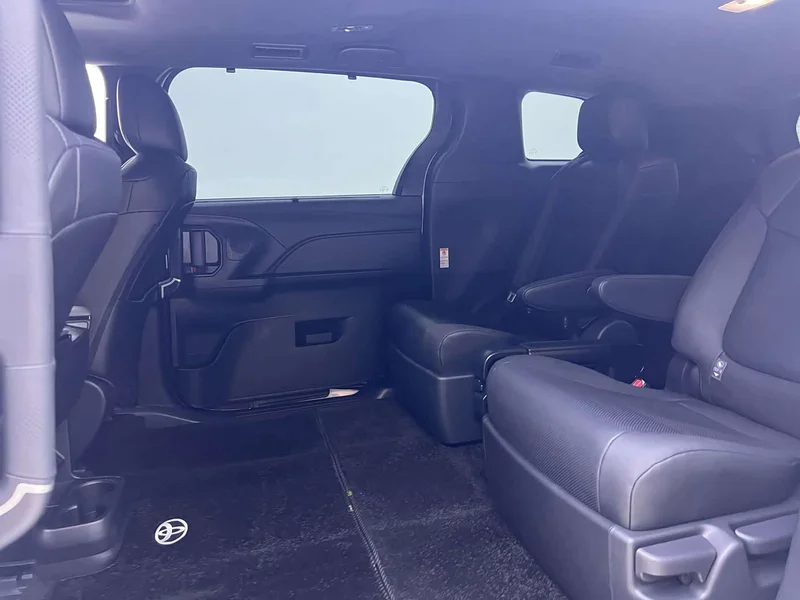 Toyota Sienna — фото 12