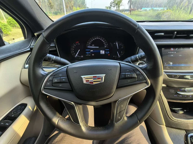 Cadillac XT5 — фото 9