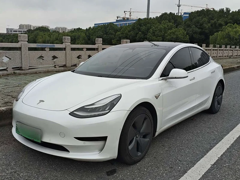Tesla Model 3 — фото 1