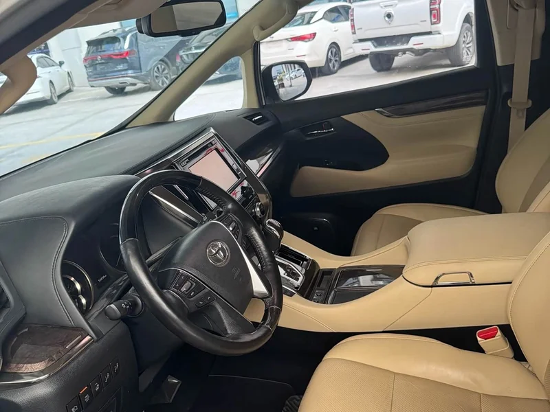 Toyota Alphard — фото 4
