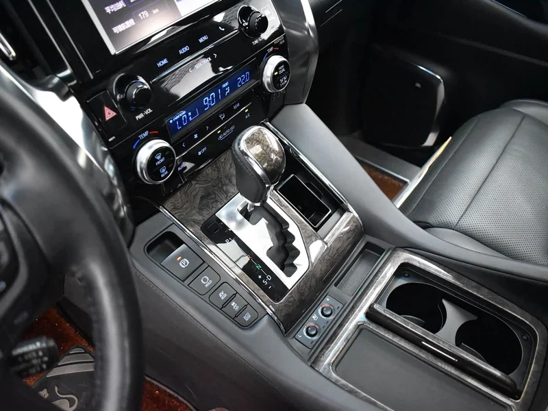 Toyota Alphard — фото 12