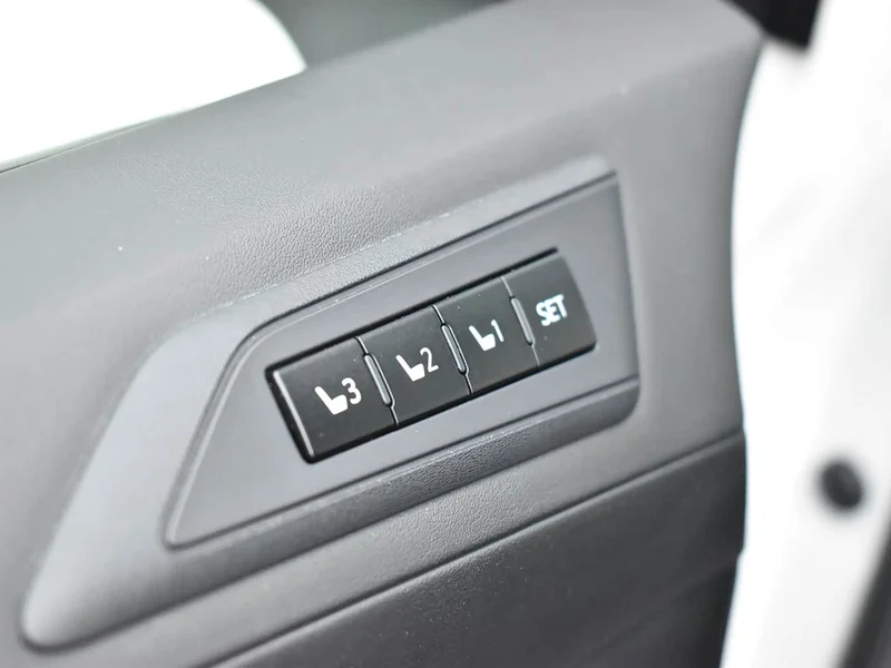Toyota Alphard — фото 19