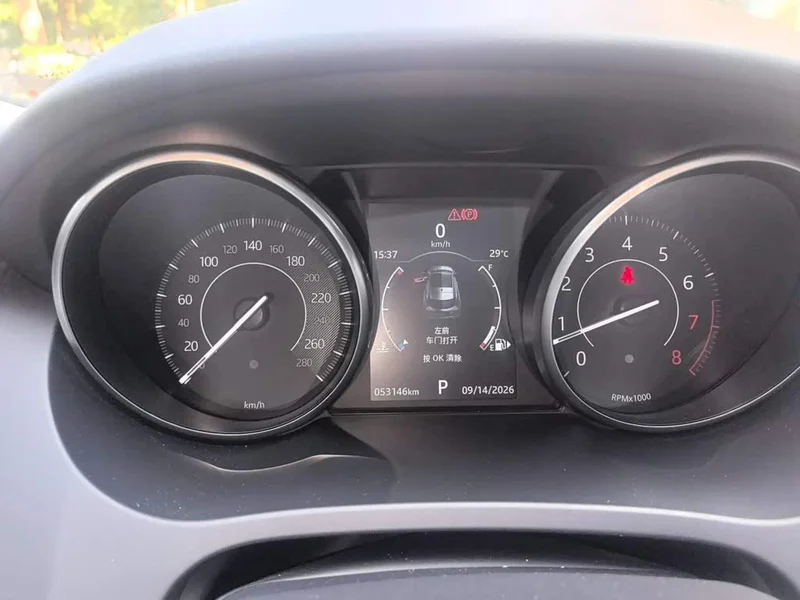 Jaguar E-PACE — фото 12