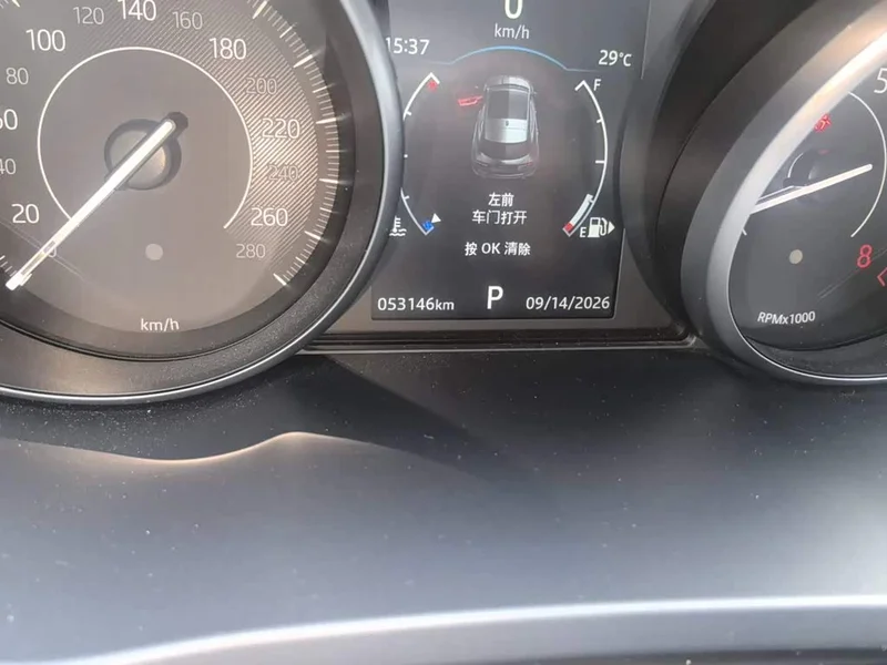 Jaguar E-PACE — фото 13