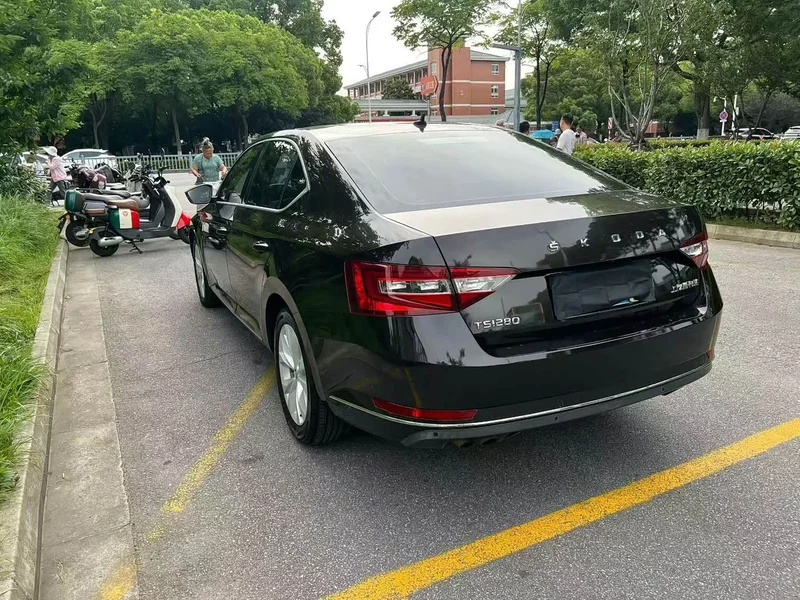 Skoda Superb — фото 4