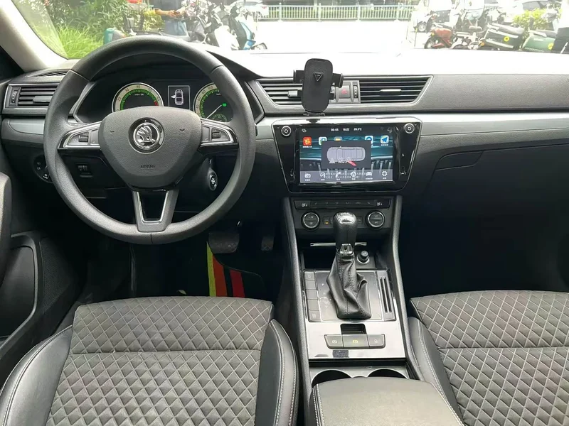 Skoda Superb — фото 8