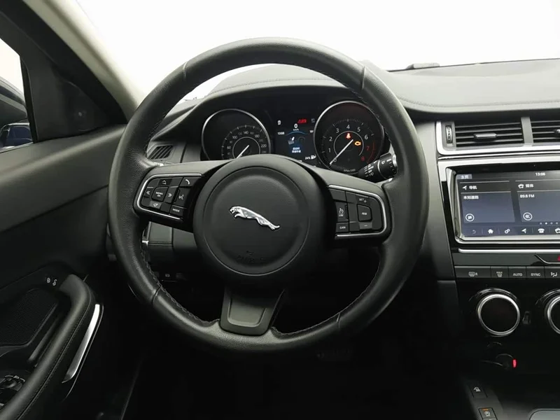 Jaguar E-PACE — фото 11