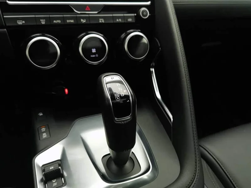 Jaguar E-PACE — фото 13