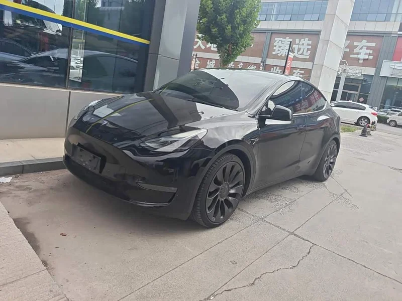 Tesla Model Y — фото 1