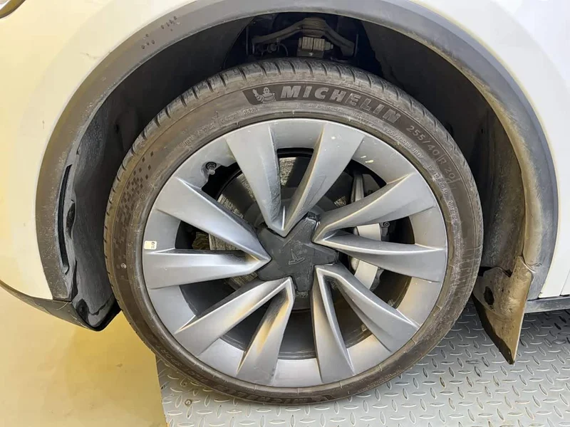 Tesla Model Y — фото 10