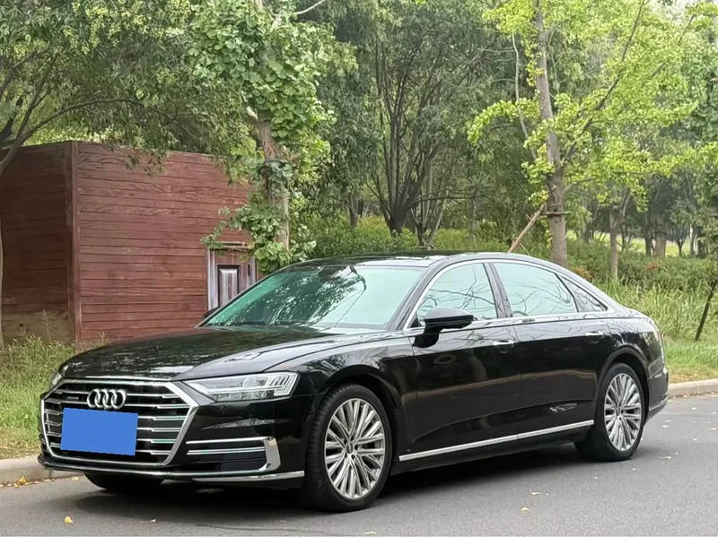 Audi A8 — фото 1