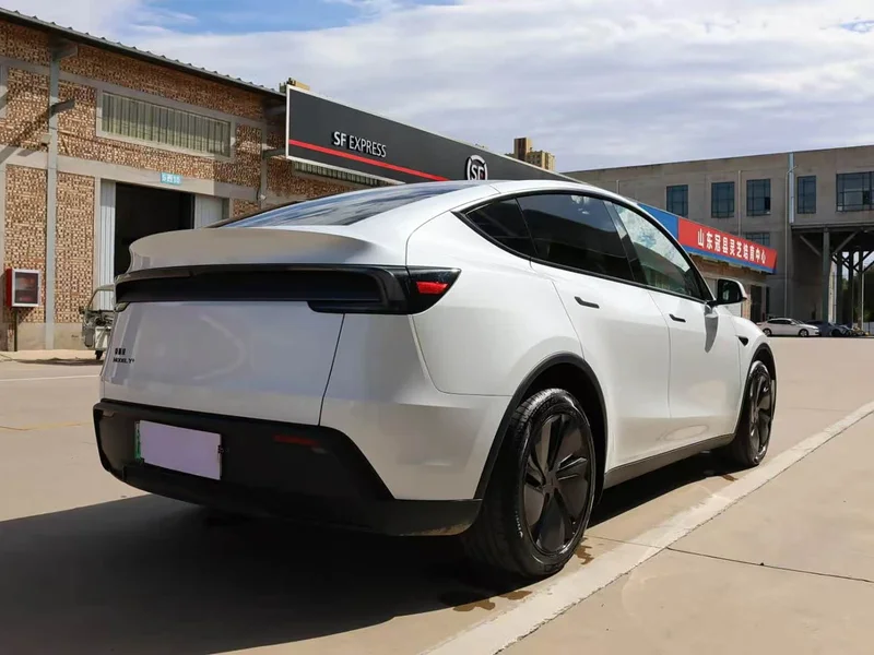 Tesla Model Y — фото 12