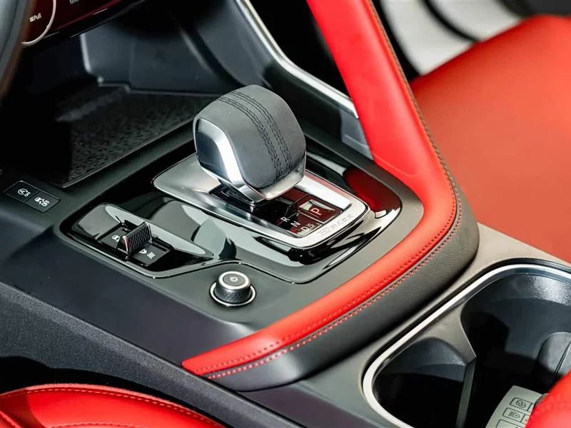 Jaguar E-PACE — фото 11