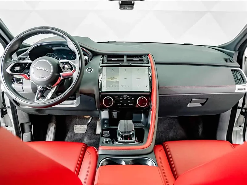 Jaguar E-PACE — фото 12