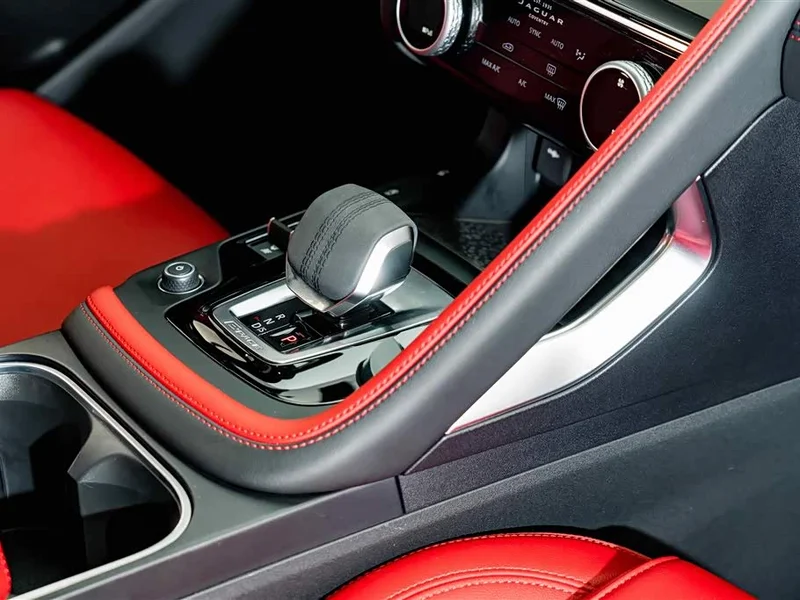Jaguar E-PACE — фото 18
