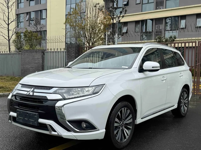 Mitsubishi Outlander — фото 1