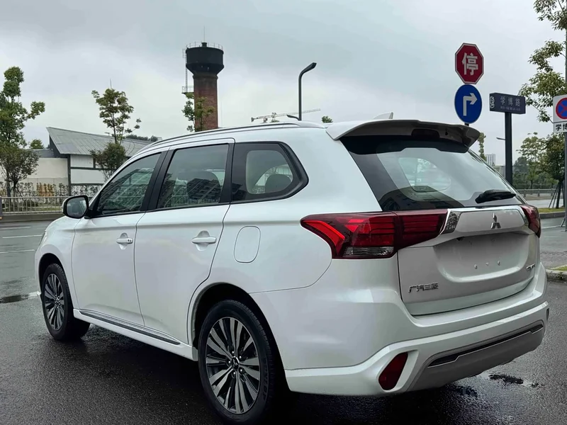 Mitsubishi Outlander — фото 13