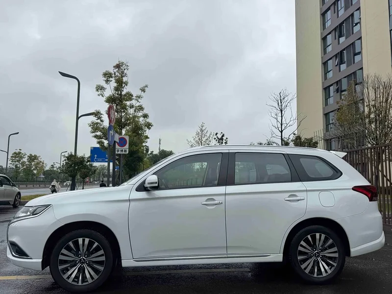 Mitsubishi Outlander — фото 14