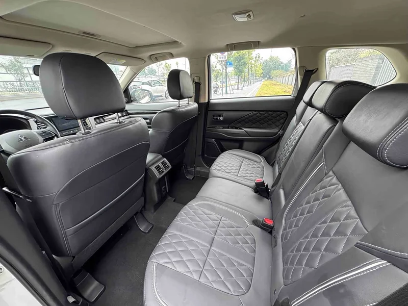 Mitsubishi Outlander — фото 10