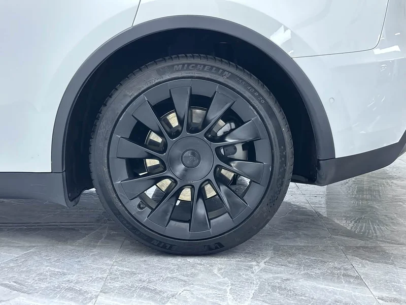 Tesla Model Y — фото 12