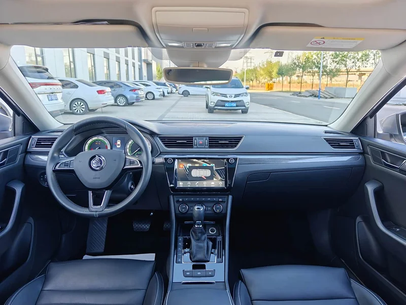Skoda Superb — фото 25