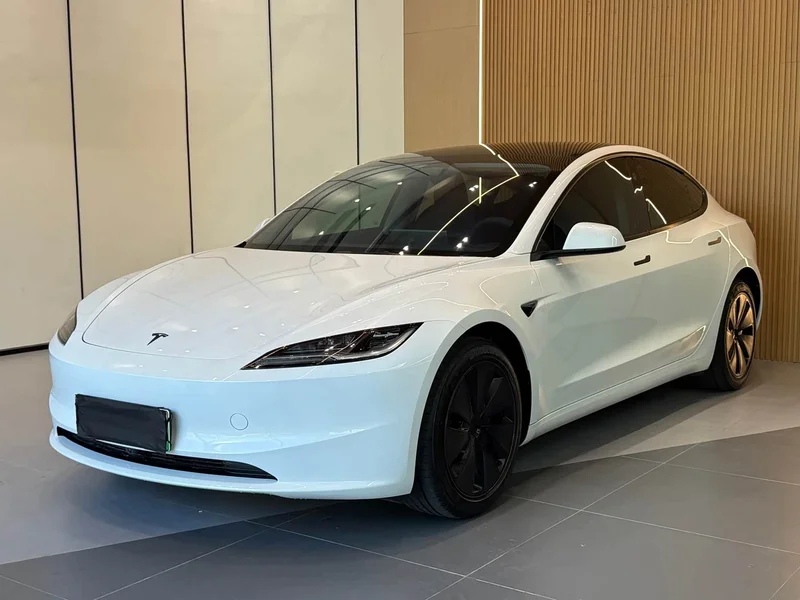 Tesla Model 3 — фото 1