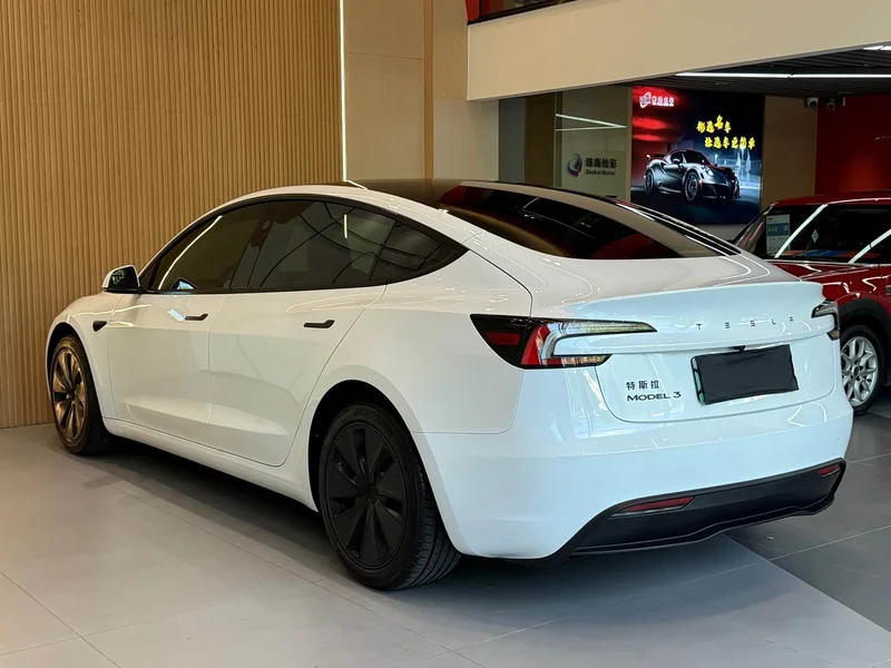 Tesla Model 3 — фото 18