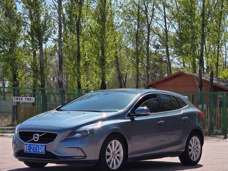 Volvo V40 — фото 1