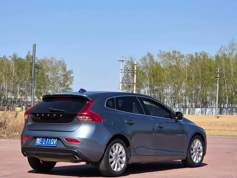 Volvo V40 — фото 10
