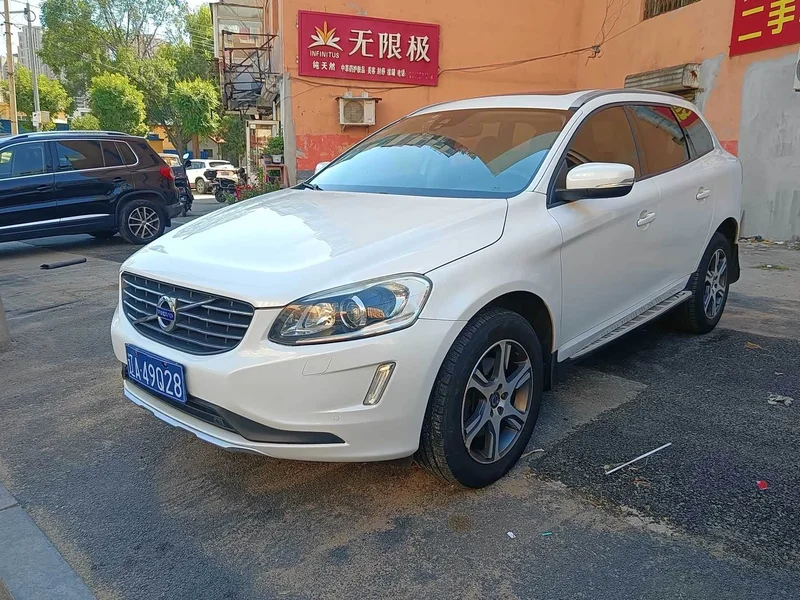 Volvo XC60 — фото 1