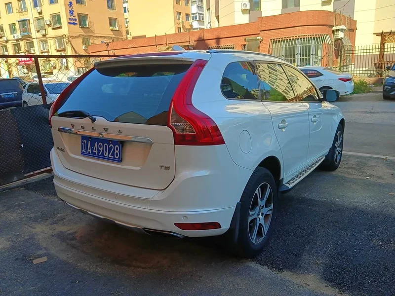 Volvo XC60 — фото 9