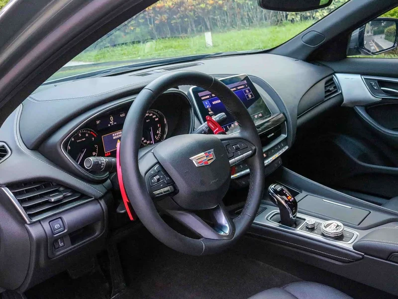 Cadillac CT5 — фото 11