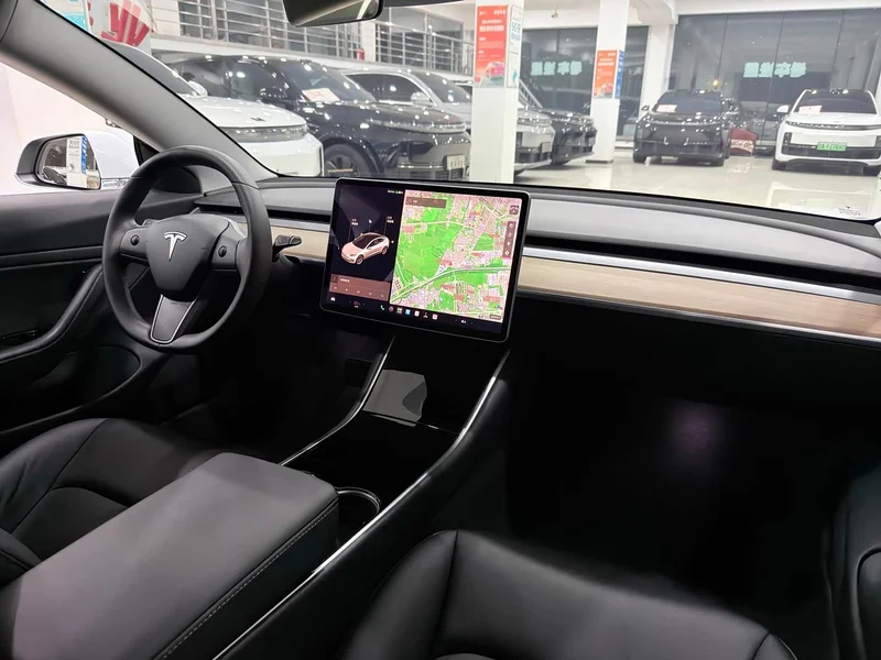Tesla Model 3 — фото 4