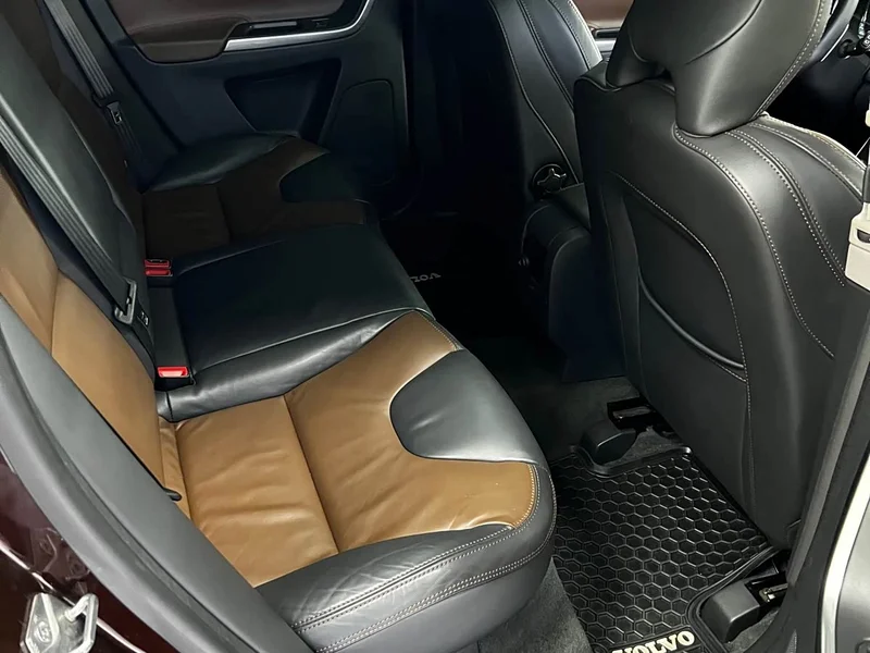 Volvo XC60 — фото 12