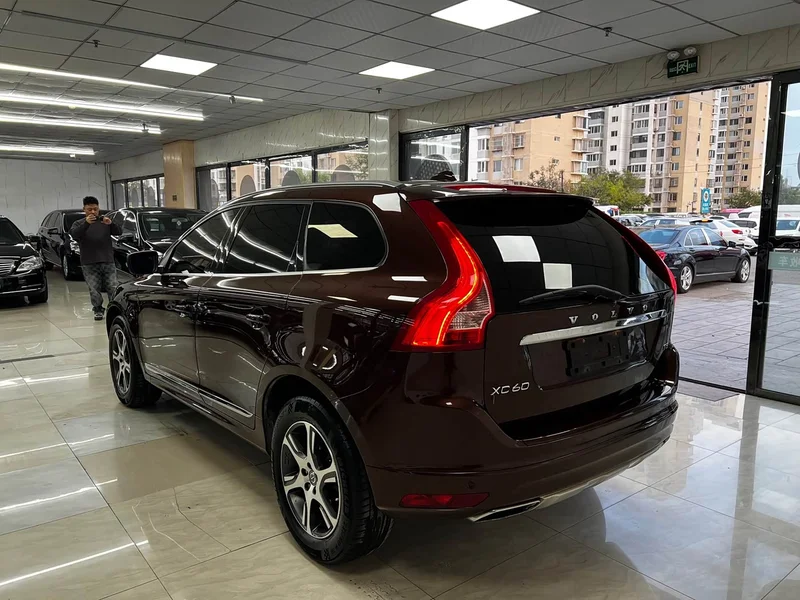 Volvo XC60 — фото 16